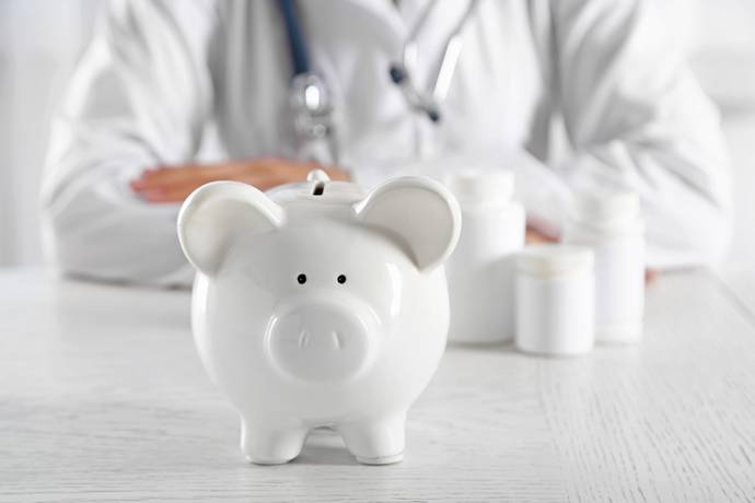 Foto: Arzt hinter Sparschwein