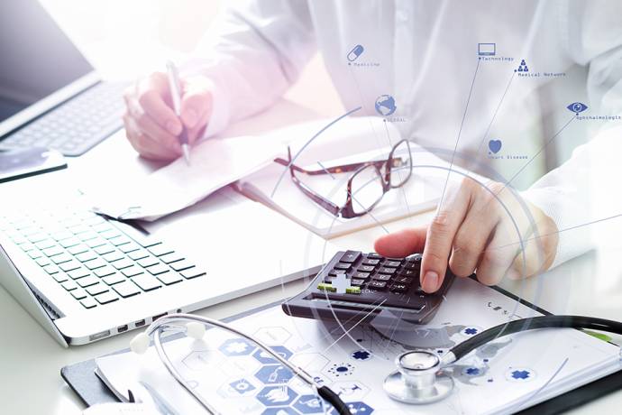 Foto: Arzt arbeitet am Laptop